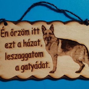 Kutyatábla. Német juhász és szöveg gravírozással. Vigyázz a kutya harap helyett. (leszaggatom), Esküvő, Dekoráció, Tábla & Jelzés, Gravírozás, pirográfia, MESKA