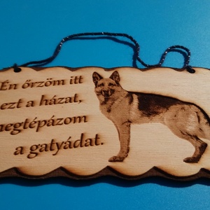 Kutyatábla. Német juhász és szöveg gravírozással. Vigyázz a kutya harap helyett. (megtépázom) - esküvő - dekoráció - tábla & jelzés - Meska.hu