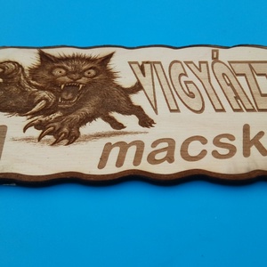 Kutyatábla, macskával. Vigyázz a kutya harap helyett. VIGYÁZZ!! A macska... Macsek rajongóknak, vicces kivitelben., Esküvő, Dekoráció, Tábla & Jelzés, Gravírozás, pirográfia, MESKA