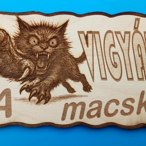 Kutyatábla, macskával. Vigyázz a kutya harap helyett. VIGYÁZZ!! A macska... Macsek rajongóknak, vicces kivitelben. - esküvő - dekoráció - tábla & jelzés - Meska.hu