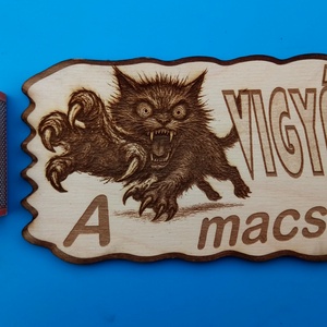 Kutyatábla, macskával. Vigyázz a kutya harap helyett. VIGYÁZZ!! A macska... Macsek rajongóknak, vicces kivitelben. - esküvő - dekoráció - tábla & jelzés - Meska.hu