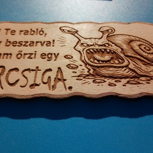 Kutyatábla, vércsigával. Vigyázz a kutya harap helyett. VIGYÁZZ!! A vércsiga!... (rablós), Esküvő, Dekoráció, Tábla & Jelzés, Gravírozás, pirográfia, MESKA