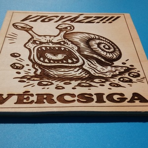 VUGYÁZZ! Vércsiga. Vigyázz a kutya harap helyett. Hulladék anyagra készült tábla. Kültéret nem bírja. - esküvő - dekoráció - tábla & jelzés - Meska.hu