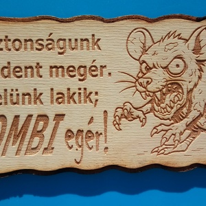 Kutyatábla, zombi egérrel. Vigyázz a kutya harap helyett. VIGYÁZZ!! ZOMBIegér!... (velünk lakik), Esküvő, Dekoráció, Tábla & Jelzés, Gravírozás, pirográfia, MESKA