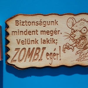 Kutyatábla, zombi egérrel. Vigyázz a kutya harap helyett. VIGYÁZZ!! ZOMBIegér!... (velünk lakik) - esküvő - dekoráció - tábla & jelzés - Meska.hu