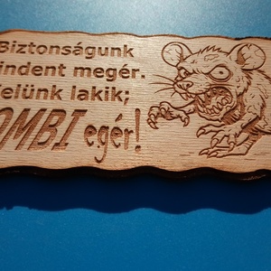 Kutyatábla, zombi egérrel. Vigyázz a kutya harap helyett. VIGYÁZZ!! ZOMBIegér!... (velünk lakik) - esküvő - dekoráció - tábla & jelzés - Meska.hu