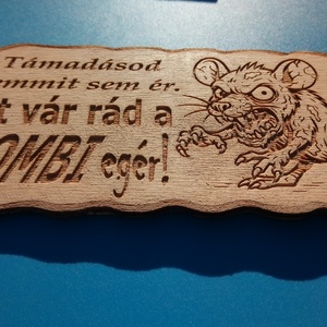 Kutyatábla, zombi egérrel. Vigyázz a kutya harap helyett. VIGYÁZZ!! zombiegér!... (vár rád) - esküvő - dekoráció - tábla & jelzés - Meska.hu