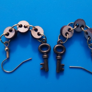 Kulcsos fülbevaló. (tömbzsi) Láncos. - esküvő - ékszer - fülbevaló - Meska.hu