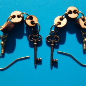 Kulcsos fülbevaló. (dugóaljú) Láncos.  - esküvő - ékszer - fülbevaló - Meska.hu