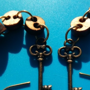 Kulcsos fülbevaló. (dugóaljú) Láncos.  - esküvő - ékszer - fülbevaló - Meska.hu