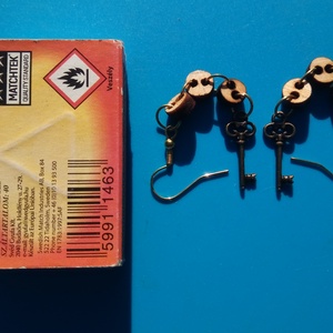 Kulcsos fülbevaló. (dugóaljú) Láncos.  - esküvő - ékszer - fülbevaló - Meska.hu