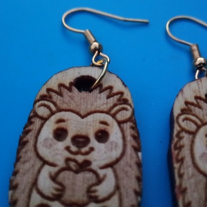 Gravírozott, kivágott sünis fülbevaló. Sündisznó alakkal készült sündisznós füldísz. - esküvő - ékszer - fülbevaló - Meska.hu