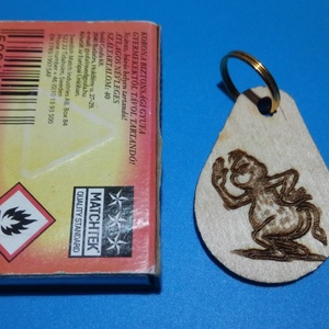 Gravírozott Grincs pacsi, Grincses hűtőmágnes, kulcstartó. - otthon & életmód - konyhafelszerelés, tálalás - konyhai dekoráció - hűtőmágnes - Meska.hu