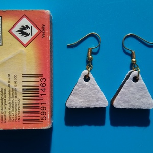 Fehér színű filc bevonatú egyedi buli fülbevaló. Karácsonyra, szilveszterre, mikulásra, vidám házibuliba vagy ajándékba. - esküvő - ékszer - fülbevaló - Meska.hu