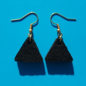 Fekete filc bevonatú egyedi buli fülbevaló. Karácsonyra, szilveszterre, mikulásra, vidám házibuliba vagy ajándékba., Esküvő, Ékszer, Fülbevaló, Ékszerkészítés, Gravírozás, pirográfia, MESKA