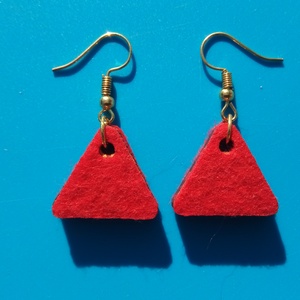 Piros filc bevonatú buli fülbevaló. Karácsonyra, szilveszterre, mikulásra, vidám házibuliba, koncertre vagy ajándékba., Esküvő, Ékszer, Fülbevaló, Ékszerkészítés, Gravírozás, pirográfia, MESKA