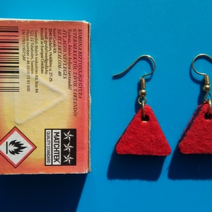 Piros filc bevonatú buli fülbevaló. Karácsonyra, szilveszterre, mikulásra, vidám házibuliba, koncertre vagy ajándékba. - esküvő - ékszer - fülbevaló - Meska.hu