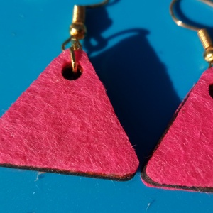 Rózsaszín filc bevonatú buli fülbevaló Karácsonyra, szilveszterre, mikulásra, vidám házibuliba, koncertre vagy ajándékba - esküvő - ékszer - fülbevaló - Meska.hu