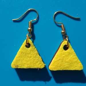 Sárga filc bevonatú buli fülbevaló. Karácsonyra, szilveszterre, mikulásra, vidám házibuliba, koncertre vagy ajándékba., Esküvő, Ékszer, Fülbevaló, Ékszerkészítés, Gravírozás, pirográfia, MESKA