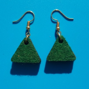 Zöld filc bevonatú buli fülbevaló. Karácsonyra, szilveszterre, mikulásra, vidám házibuliba, koncertre vagy ajándékba., Esküvő, Ékszer, Fülbevaló, Ékszerkészítés, Gravírozás, pirográfia, MESKA