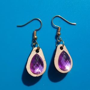 Lila csepp strasszos buli fülbevaló Karácsonyra, szilveszterre, mikulásra, vidám házibuliba, koncertre vagy ajándékba., Esküvő, Ékszer, Fülbevaló, Ékszerkészítés, Gravírozás, pirográfia, MESKA