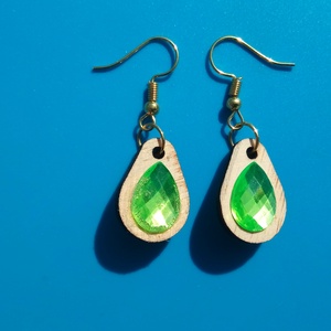 Zöld csepp strasszos buli fülbevaló Karácsonyra, szilveszterre, mikulásra, vidám házibuliba, koncertre vagy ajándékba., Esküvő, Ékszer, Fülbevaló, Ékszerkészítés, Gravírozás, pirográfia, MESKA