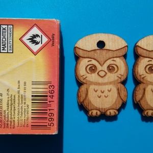 Baglyos zsinórdísz. Bagoly mintával készült háti- és tornazsákdísz. Bagollyal készült függődísz. A csomagban 2 db van. - ékszer - lábdísz és testékszer - lábgyűrű és lábdísz - Meska.hu