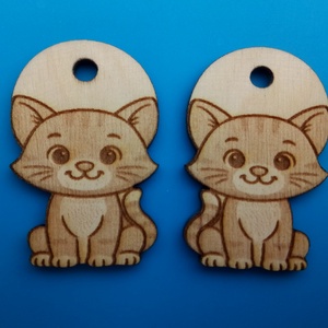 Cicás zsinórdísz. Cica, macska mintával készült háti- és tornazsákdísz. Cicával készült függődísz. A csomagban 2 db van. - ékszer - lábdísz és testékszer - lábgyűrű és lábdísz - Meska.hu