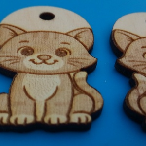 Cicás zsinórdísz. Cica, macska mintával készült háti- és tornazsákdísz. Cicával készült függődísz. A csomagban 2 db van. - ékszer - lábdísz és testékszer - lábgyűrű és lábdísz - Meska.hu