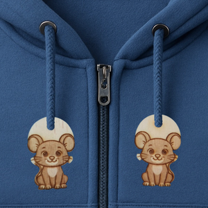 Egeres zsinórdísz. Egér egérke mintával készült háti- és tornazsákdísz. Egérrel készült függődísz. A csomagban 2 db van., Ékszer, Lábdísz és Testékszer, Lábgyűrű és Lábdísz, Gravírozás, pirográfia, MESKA