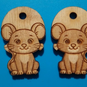 Egeres zsinórdísz. Egér egérke mintával készült háti- és tornazsákdísz. Egérrel készült függődísz. A csomagban 2 db van. - ékszer - lábdísz és testékszer - lábgyűrű és lábdísz - Meska.hu