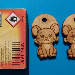 Egeres zsinórdísz. Egér egérke mintával készült háti- és tornazsákdísz. Egérrel készült függődísz. A csomagban 2 db van. - ékszer - lábdísz és testékszer - lábgyűrű és lábdísz - Meska.hu