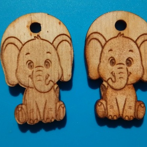 Elefántos zsinórdísz. Elefánt mintával készült háti és tornazsákdísz. Elefántos készült függődísz. A csomagban 2 db van. - ékszer - lábdísz és testékszer - lábgyűrű és lábdísz - Meska.hu