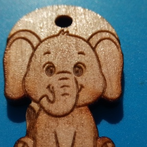 Elefántos zsinórdísz. Elefánt mintával készült háti és tornazsákdísz. Elefántos készült függődísz. A csomagban 2 db van. - ékszer - lábdísz és testékszer - lábgyűrű és lábdísz - Meska.hu