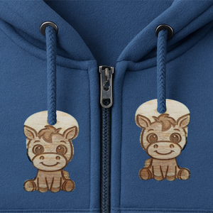 Lovas zsinórdísz. Ló, lovacska mintával készült háti- és tornazsákdísz. Lóval készült függődísz. A csomagban 2 db van., Ékszer, Lábdísz és Testékszer, Lábgyűrű és Lábdísz, Gravírozás, pirográfia, MESKA