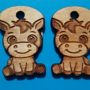 Lovas zsinórdísz. Ló, lovacska mintával készült háti- és tornazsákdísz. Lóval készült függődísz. A csomagban 2 db van. - ékszer - lábdísz és testékszer - lábgyűrű és lábdísz - Meska.hu