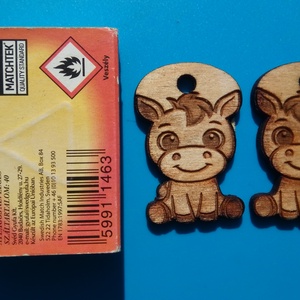 Lovas zsinórdísz. Ló, lovacska mintával készült háti- és tornazsákdísz. Lóval készült függődísz. A csomagban 2 db van. - ékszer - lábdísz és testékszer - lábgyűrű és lábdísz - Meska.hu