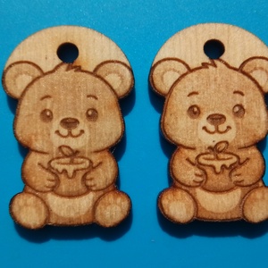 Macis zsinórdísz. Maci, medve mintával készült háti- és tornazsákdísz. Macival készült függődísz. A csomagban 2 db van. - ékszer - lábdísz és testékszer - lábgyűrű és lábdísz - Meska.hu