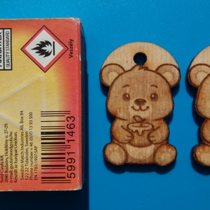 Macis zsinórdísz. Maci, medve mintával készült háti- és tornazsákdísz. Macival készült függődísz. A csomagban 2 db van. - ékszer - lábdísz és testékszer - lábgyűrű és lábdísz - Meska.hu