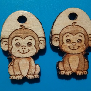 Majmos zsinórdísz. Majom mintával készült háti- és tornazsákdísz. Majommal készült függődísz. A csomagban 2 db van., Ékszer, Lábdísz és Testékszer, Lábgyűrű és Lábdísz, Gravírozás, pirográfia, MESKA