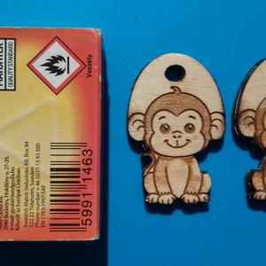 Majmos zsinórdísz. Majom mintával készült háti- és tornazsákdísz. Majommal készült függődísz. A csomagban 2 db van. - ékszer - lábdísz és testékszer - lábgyűrű és lábdísz - Meska.hu