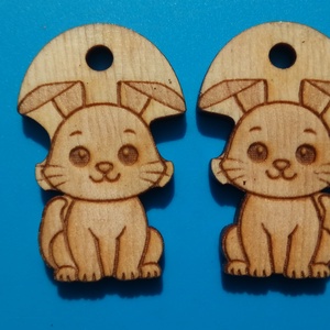 Nyuszis zsinórdísz. Nyuszi mintával készült háti- és tornazsákdísz. Nyuszival készült függődísz. A csomagban 2 db van., Ékszer, Lábdísz és Testékszer, Lábgyűrű és Lábdísz, Gravírozás, pirográfia, MESKA