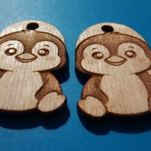 Pingvines zsinórdísz. Pingvin mintával készült háti és tornazsákdísz. Pingvinnel készült függődísz. A csomagban 2 db van - ékszer - lábdísz és testékszer - lábgyűrű és lábdísz - Meska.hu