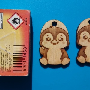 Pingvines zsinórdísz. Pingvin mintával készült háti és tornazsákdísz. Pingvinnel készült függődísz. A csomagban 2 db van - ékszer - lábdísz és testékszer - lábgyűrű és lábdísz - Meska.hu