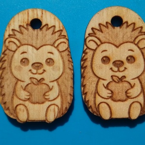 Sündisznós sünis zsinórdísz Süni mintával készült háti és tornazsákdísz. Sünivel készült függődísz. A csomagban 2 db van - ékszer - lábdísz és testékszer - lábgyűrű és lábdísz - Meska.hu