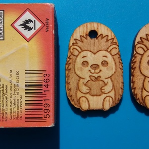 Sündisznós sünis zsinórdísz Süni mintával készült háti és tornazsákdísz. Sünivel készült függődísz. A csomagban 2 db van - ékszer - lábdísz és testékszer - lábgyűrű és lábdísz - Meska.hu