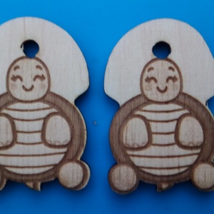 Teknősös zsinórdísz Teknős mintával készült háti- és tornazsákdísz. Teknőssel készült függődísz. A csomagban 2 db van, Ékszer, Lábdísz és Testékszer, Lábgyűrű és Lábdísz, Gravírozás, pirográfia, MESKA