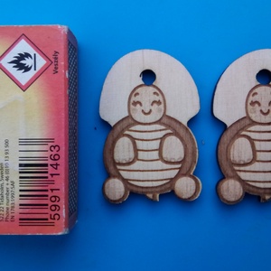 Teknősös zsinórdísz Teknős mintával készült háti- és tornazsákdísz. Teknőssel készült függődísz. A csomagban 2 db van - ékszer - lábdísz és testékszer - lábgyűrű és lábdísz - Meska.hu