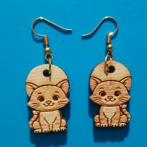 Cica macska fülbevaló. Cicás füldísz, cicával. Kiváló ajándék lánynak, vidám hölgynek, nőnek szilveszterre vagy bármikor, Esküvő, Ékszer, Fülbevaló, Gravírozás, pirográfia, MESKA