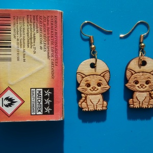 Cica macska fülbevaló. Cicás füldísz, cicával. Kiváló ajándék lánynak, vidám hölgynek, nőnek szilveszterre vagy bármikor - esküvő - ékszer - fülbevaló - Meska.hu